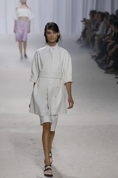 Model walks runway at Phillip Lim show — Stock Photo, Image