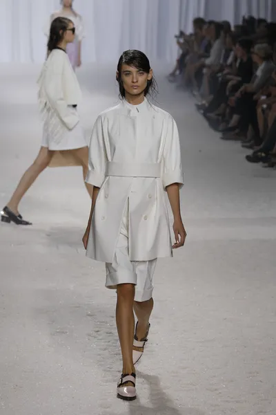 Modelo caminha pista no show Phillip Lim — Fotografia de Stock