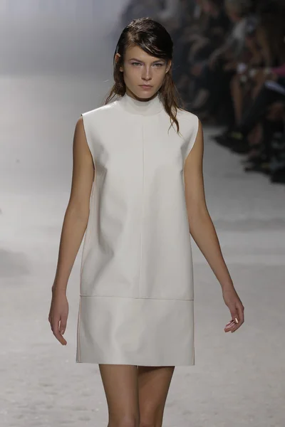 Modelo caminha pista no show Phillip Lim — Fotografia de Stock