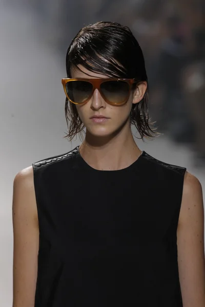 Modelo caminha pista no show Phillip Lim — Fotografia de Stock