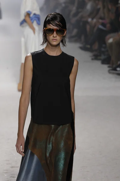 Modelo caminha pista no show Phillip Lim — Fotografia de Stock