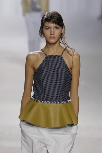 Model walks runway at Phillip Lim show — Stock Photo, Image