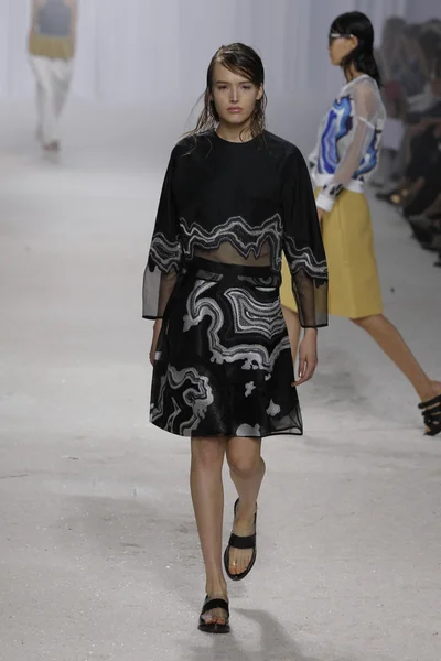 Modèle marche piste au Phillip Lim show — Photo