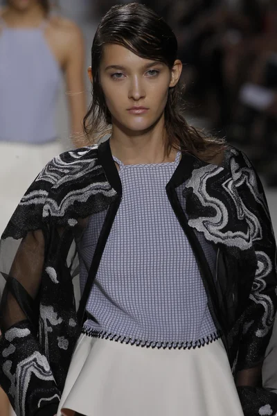 Modelo pasarela pasarela en Phillip Lim show — Foto de Stock