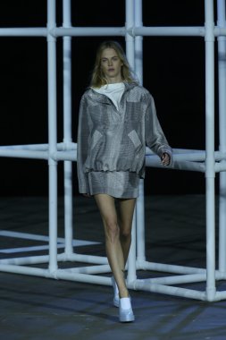 alexander wang Show'da pist model yürür
