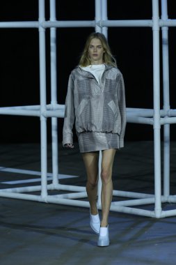 alexander wang Show'da pist model yürür