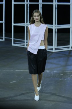 alexander wang Show'da pist model yürür