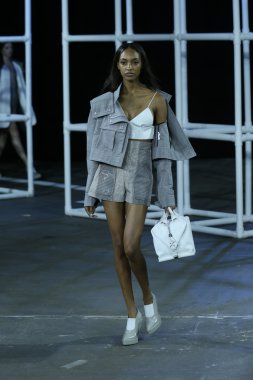 alexander wang Show'da pist model yürür