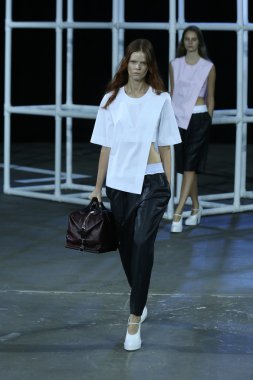 alexander wang Show'da pist model yürür