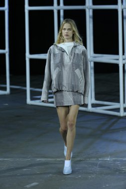 alexander wang Show'da pist model yürür