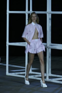 alexander wang Show'da pist model yürür