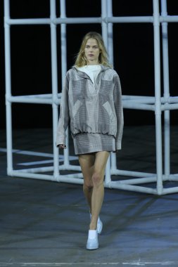 alexander wang Show'da pist model yürür
