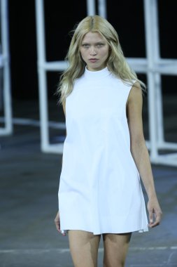 alexander wang Show'da pist model yürür