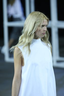 alexander wang Show'da pist model yürür
