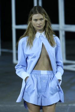 alexander wang Show'da pist model yürür