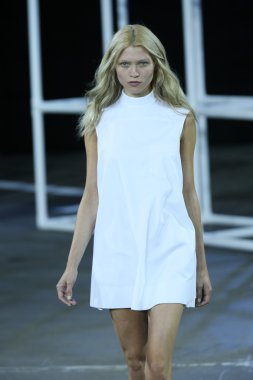 alexander wang Show'da pist model yürür