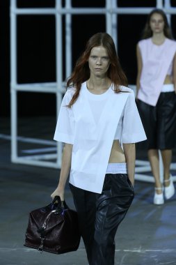 alexander wang Show'da pist model yürür