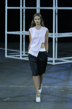 alexander wang Show'da pist model yürür