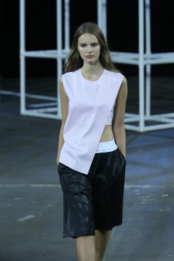 alexander wang Show'da pist model yürür