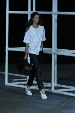 alexander wang Show'da pist model yürür
