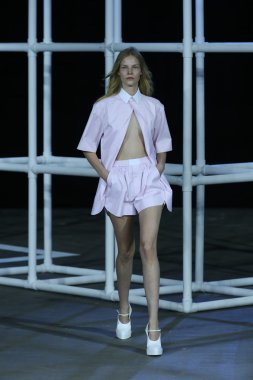 alexander wang Show'da pist model yürür