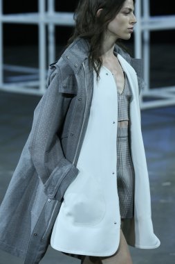 alexander wang Show'da pist model yürür