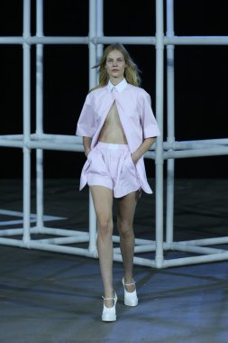 alexander wang Show'da pist model yürür