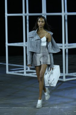 alexander wang Show'da pist model yürür