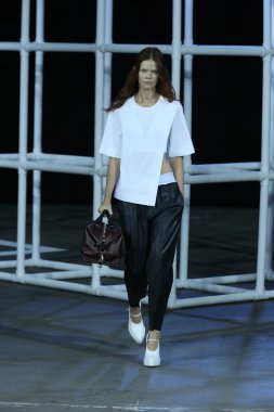 alexander wang Show'da pist model yürür