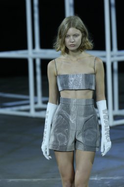 alexander wang Show'da pist model yürür