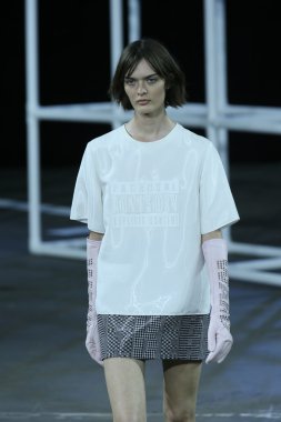 alexander wang Show'da pist model yürür