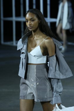 alexander wang Show'da pist model yürür