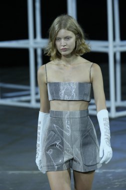 alexander wang Show'da pist model yürür