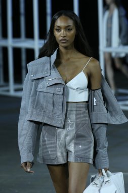 alexander wang Show'da pist model yürür