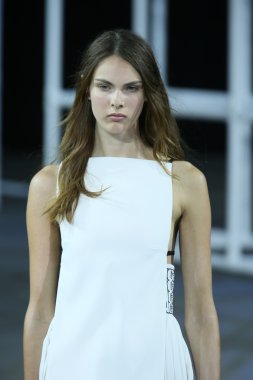 alexander wang Show'da pist model yürür