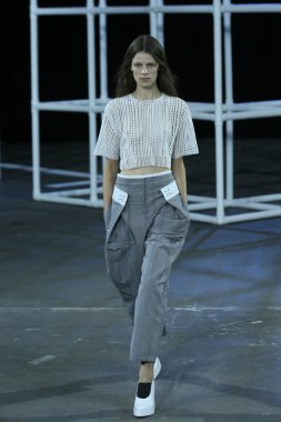 alexander wang Show'da pist model yürür