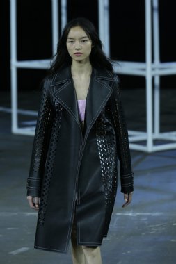 alexander wang Show'da pist model yürür