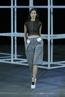alexander wang Show'da pist model yürür