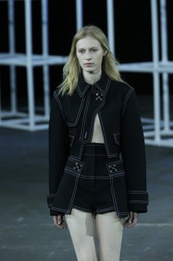 alexander wang Show'da pist model yürür
