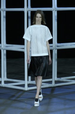 alexander wang Show'da pist model yürür