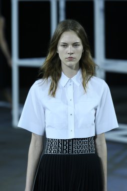 alexander wang Show'da pist model yürür