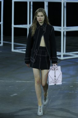alexander wang Show'da pist model yürür