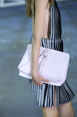 alexander wang Show'da pist model yürür