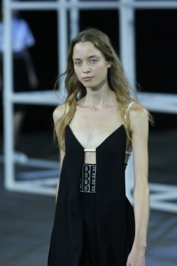 alexander wang Show'da pist model yürür