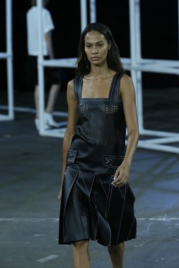 alexander wang Show'da pist model yürür