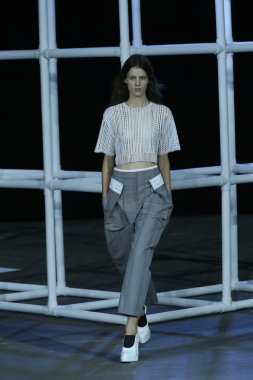 alexander wang Show'da pist model yürür