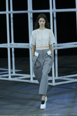 alexander wang Show'da pist model yürür