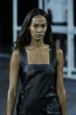 alexander wang Show'da pist model yürür
