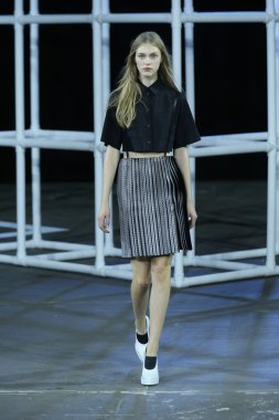 alexander wang Show'da pist model yürür