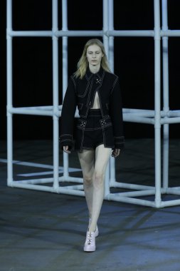 alexander wang Show'da pist model yürür